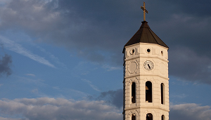 simbol_vranja_hram_svete_trojice